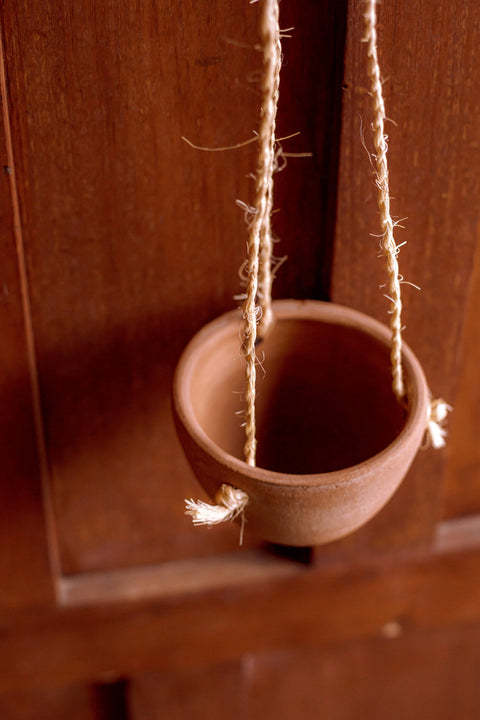 Small Hanging Planter with Natural Fiber Hanger: White/Terracotta