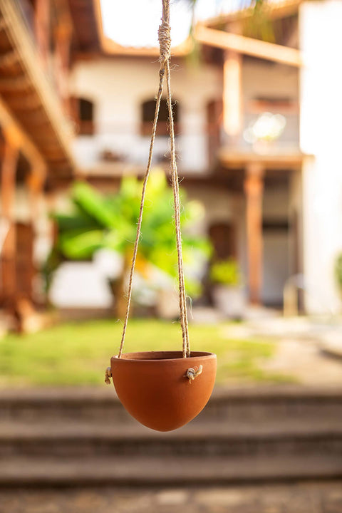 Small Hanging Planter with Natural Fiber Hanger: White/Terracotta