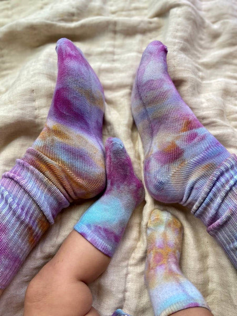 Tie Dye Bamboo socks in Amethyst: Adult