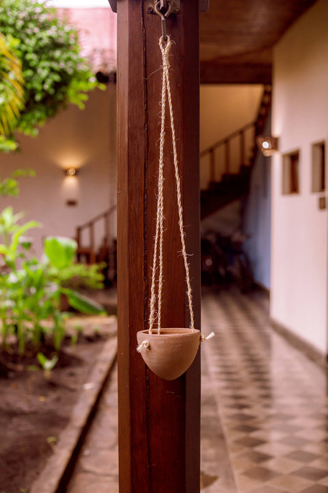 Small Hanging Planter with Natural Fiber Hanger: White/Terracotta